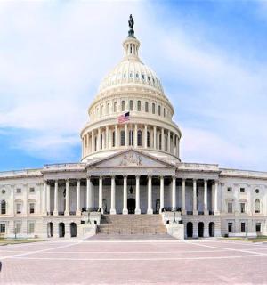 dodávka zaparkovaná před budovou Kapitolu Spojených států