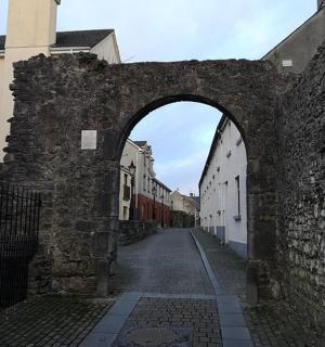 oblouk v kamenné zdi v ulici