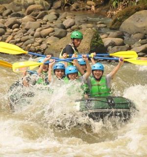 一群人在河上的木筏上