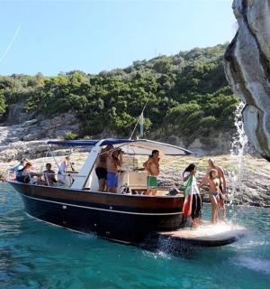 一群人在水中的船上