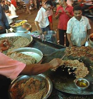 一名男子正在自助餐上准备食物