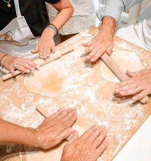 一群人在砧板上准备食物