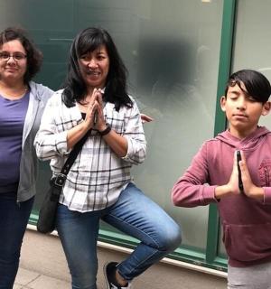 三个女人站在门前