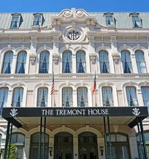 一座正面有钟的大楼