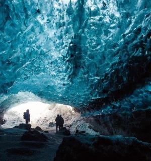 两个人站在冰洞里