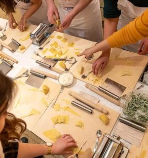 en gruppe mennesker, der står omkring et bord med værktøj