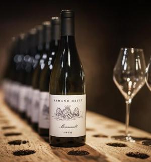 桌子上摆放着一排酒瓶和酒杯