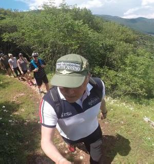 一群人沿着小路行走