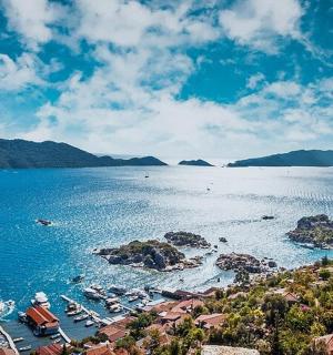 海湾景色，水中停泊着船只