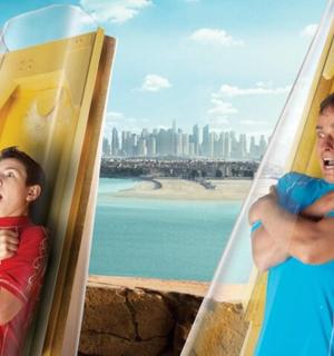 两个年轻人拿着冲浪板在滑梯上