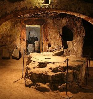 山洞里有一张桌子的石室