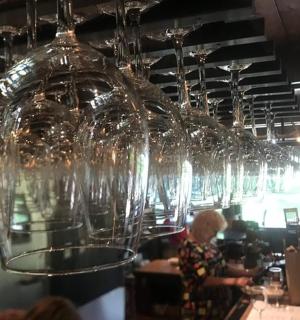 ein paar Weingläser hängen von der Decke
