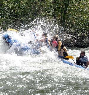 eine Gruppe von Menschen auf einem Floß in einem Fluss