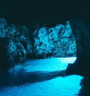 黑暗的洞穴，水和岩石呈蓝色
