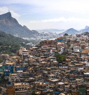 以建筑和山脉为背景的城市