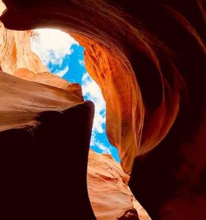 沙漠中狭缝峡谷的景色