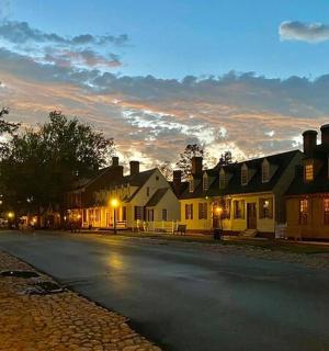 日落时分小镇的一条空荡荡的街道