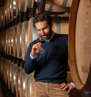 一名男子在酒窖里喝着一杯葡萄酒