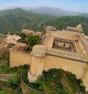 山顶上的一座大楼