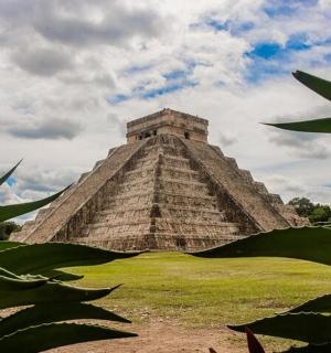 一座金字塔，前面有绿草