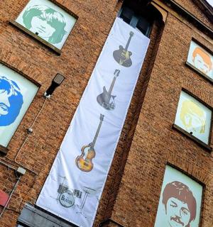 一座建筑物上有一块牌子，上面有吉他