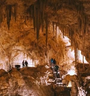 有人站在里面的洞穴