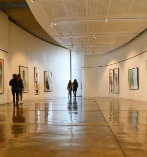 人们站在艺术画廊里欣赏画作