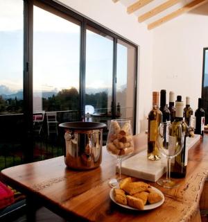 meja kayu dengan botol wain dan roti