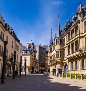 pusta ulica w mieście z wieloma budynkami