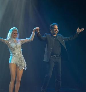 muž a žena stojící na pódiu