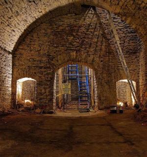 cihlový tunel s žebříkem uprostřed