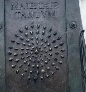 一扇金属门，上面刻着“Millstate Tennyson”的名字