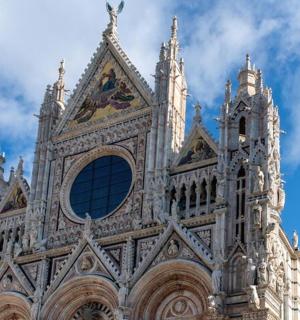 一座有钟楼的建筑