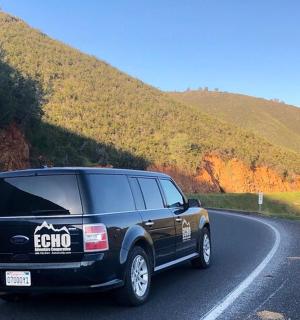 Černé SUV jede po silnici