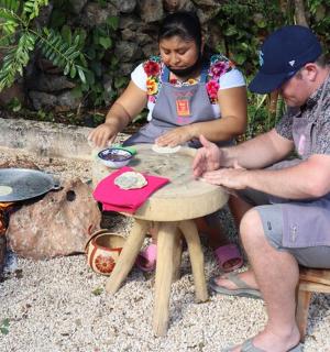 一男一女坐在火炉旁的桌子旁