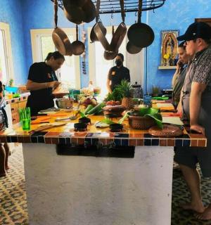 一群人在厨房准备食物