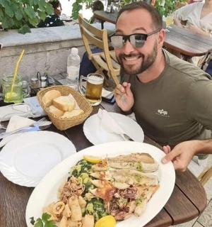 muž a žena sedící u stolu s talířem jídla