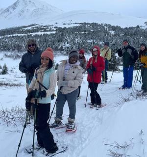 一群人在雪地里滑雪
