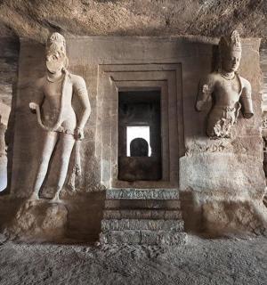 两个站在洞穴里的两个人的雕像