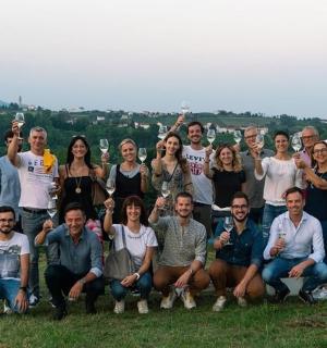 un grup de persones posant per a una foto en un turó