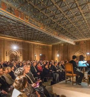 велика гомила људи који седе у соби