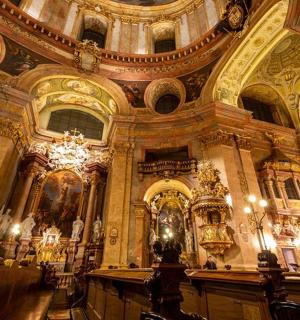 ห้องใหญ่มีอาคารใหญ่มีโคมระย้า