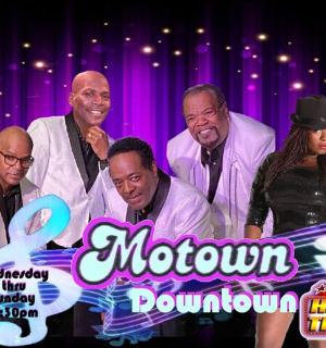 skupina lidí stojících na pódiu