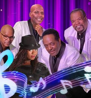 skupina lidí stojících před pódiem