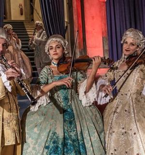 一群人在舞台上演奏音乐