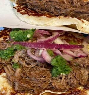 un entrepà amb carn i verdures en un plat