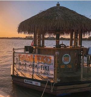 水上有草屋的船