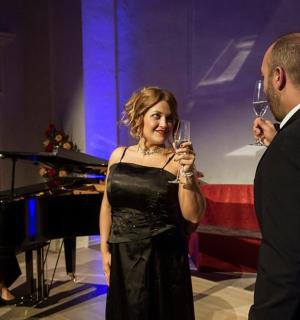 一男一女手捧酒杯