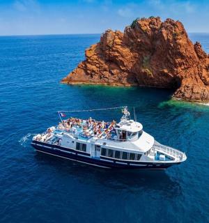 skupina lidí na lodi ve vodě