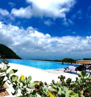 度假村游泳池的景色